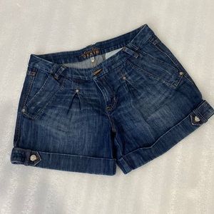 Gorgeous jean shorts!